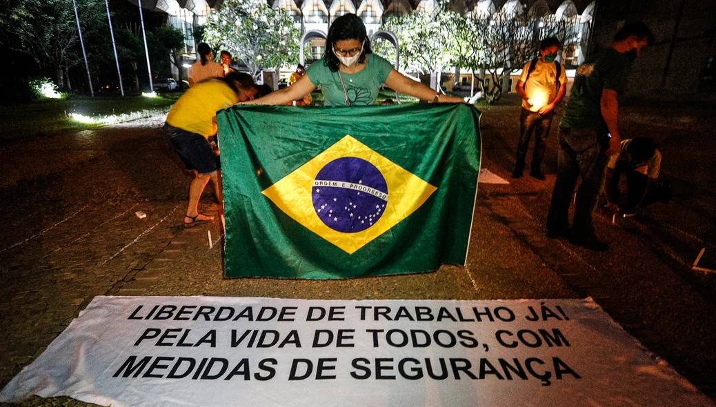 Mulher com a bandeira do Brasil