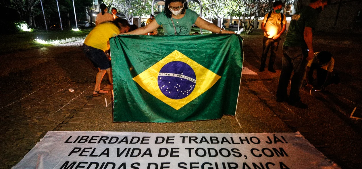 Mulher com a bandeira do Brasil