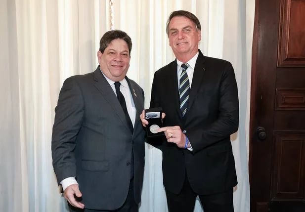 Presidente Jair Bolsonaro e o então presidente da Casa da Moeda, Alexandre Borges Cabral