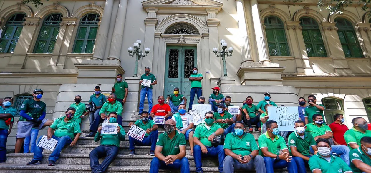 Protesto na frente da Prefeitura de Teresina