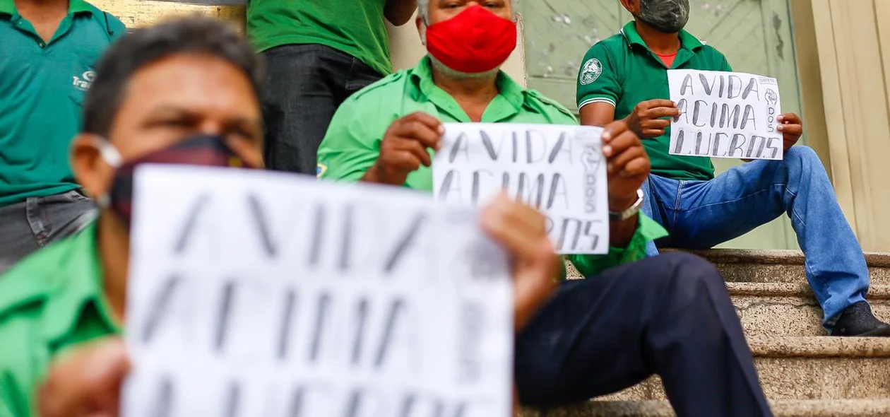 A manifestação aconteceu na frente da Prefeitura Municipal de Teresina 
