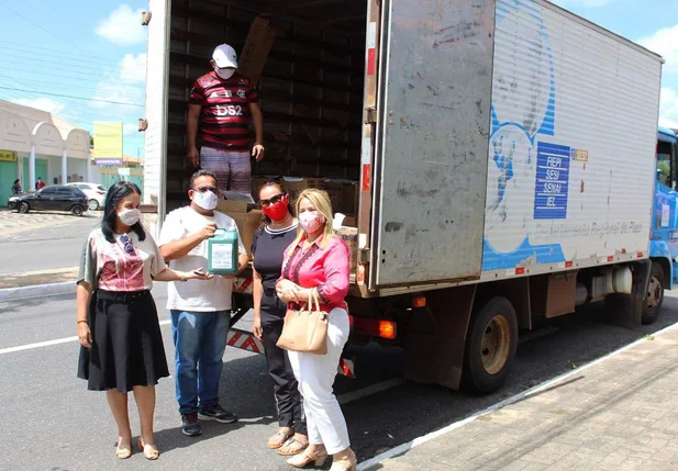 Sesi doa 3 mil litros de água sanitária para a Prefeitura de Parnaíba
