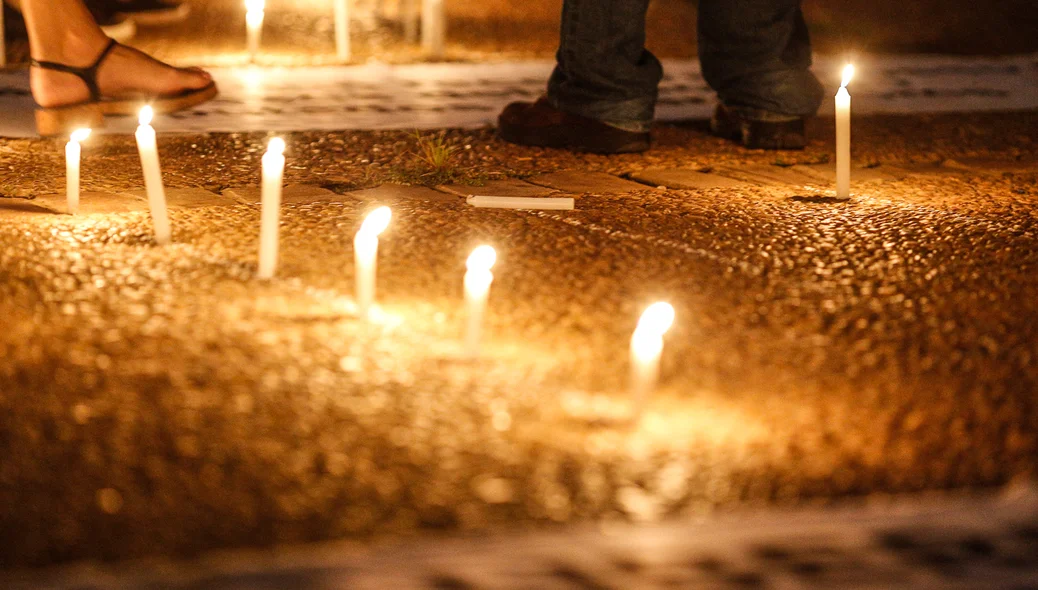 Velas na calçada 