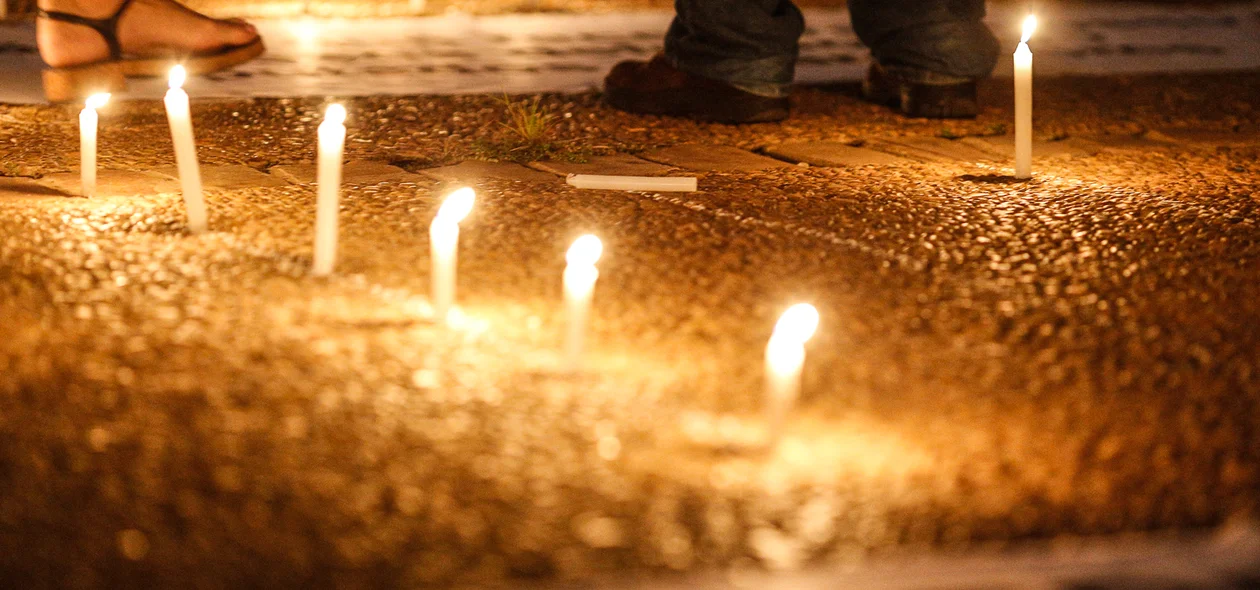 Velas na calçada 
