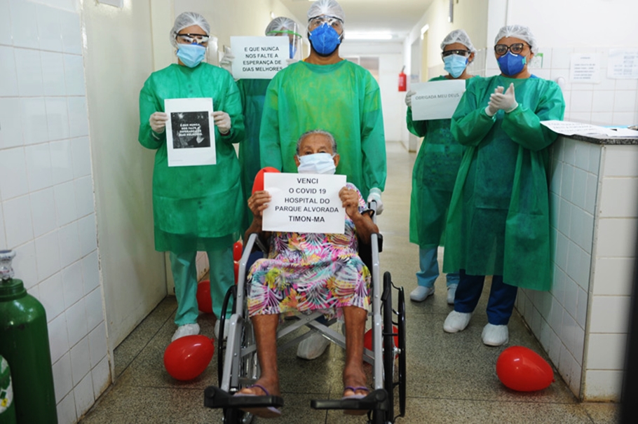 Dina Alves deixou o hospital nessa quinta-feira