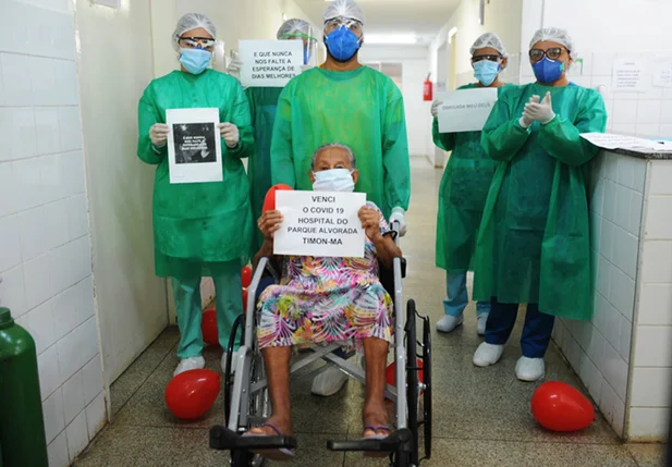 Dina Alves deixou o hospital nessa quinta-feira
