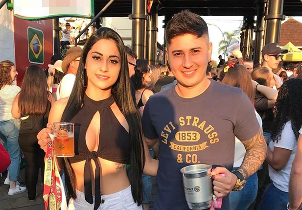 Karuel Barbosa e seu namorado, Adiar Silva