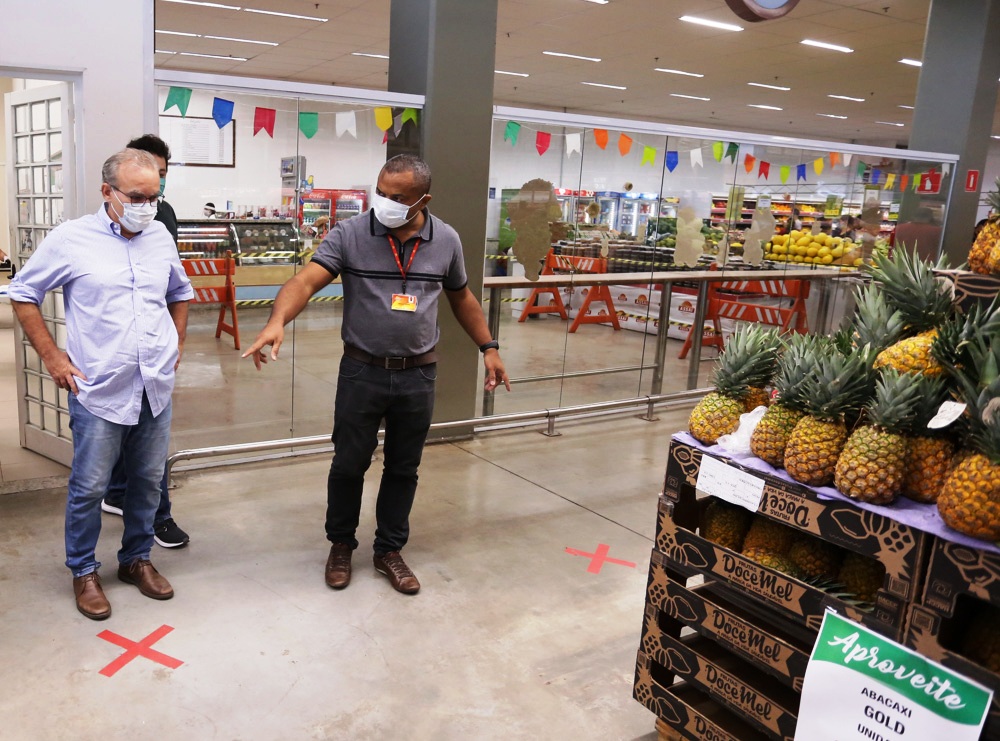Firmino Filho visita supermercado durante pandemia