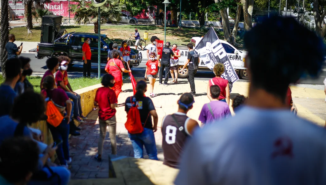 Grupo realiza ato antifascista