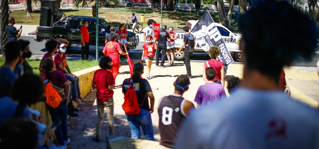 Grupo realiza ato antifascista
