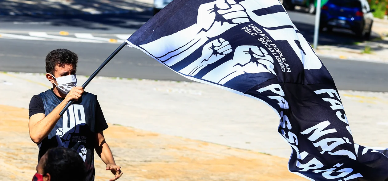 Homem segurando faixa 