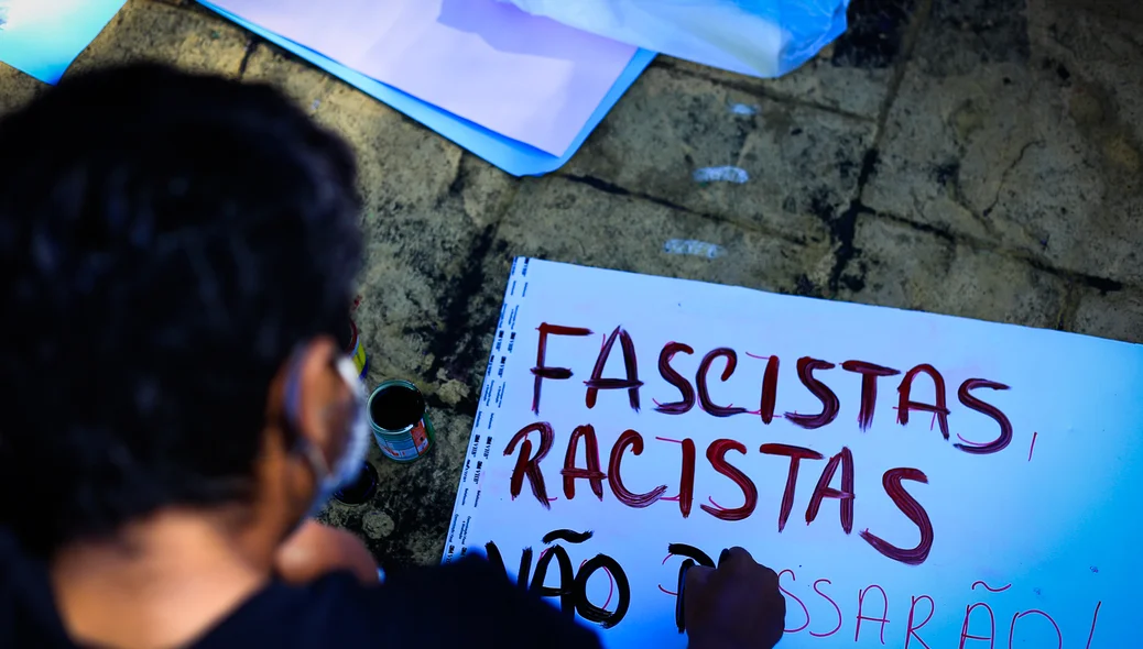 Manifestante pintado a faixa 