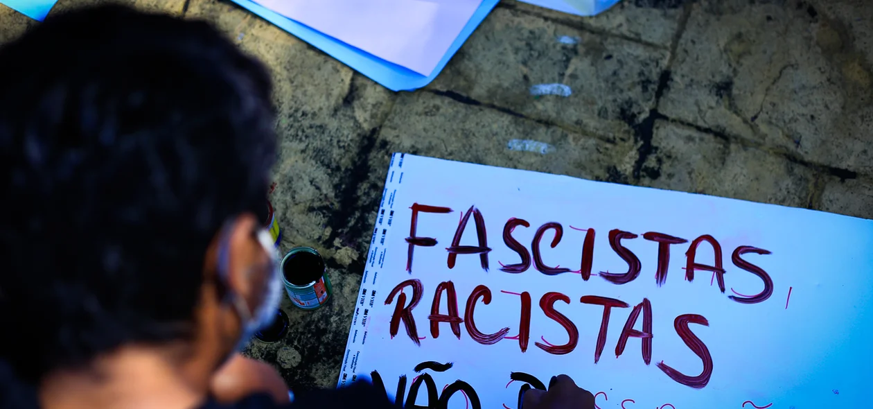 Manifestante pintado a faixa 