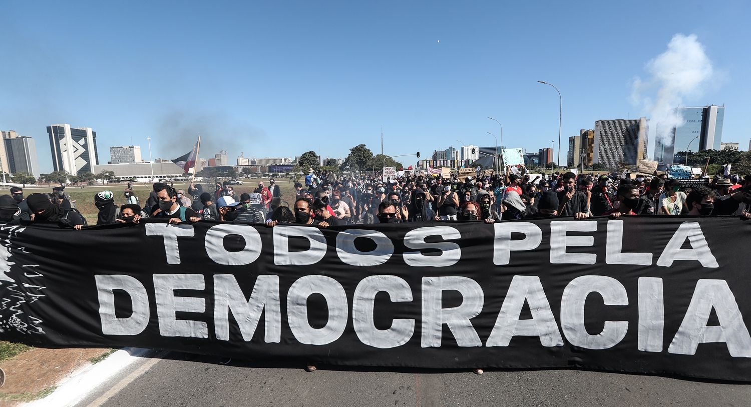 Manifestantes ocupam Esplanada em marcha contra Bolsonaro