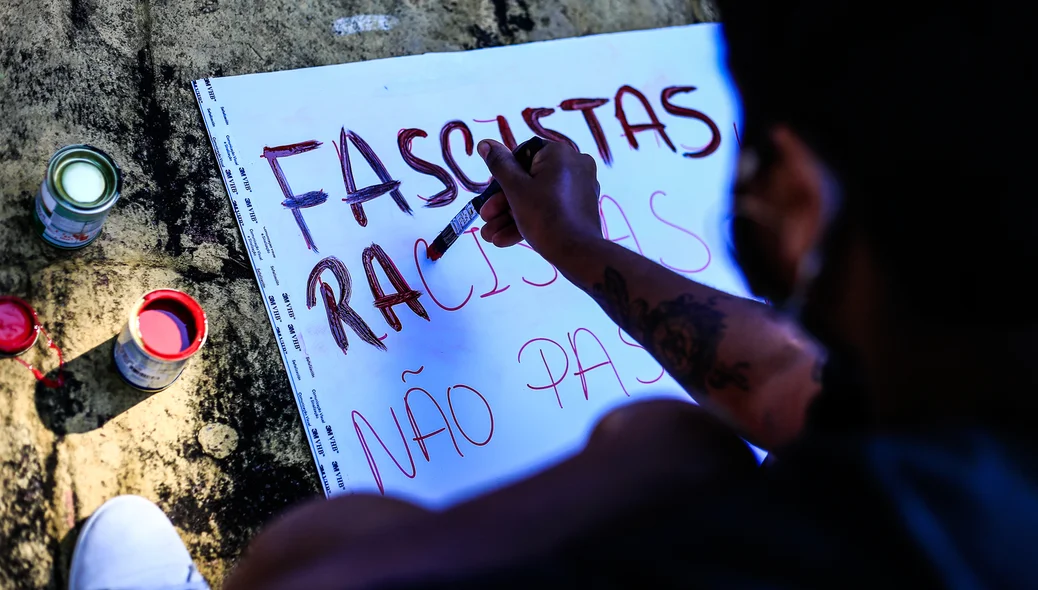Mulher escrevendo na faixa 