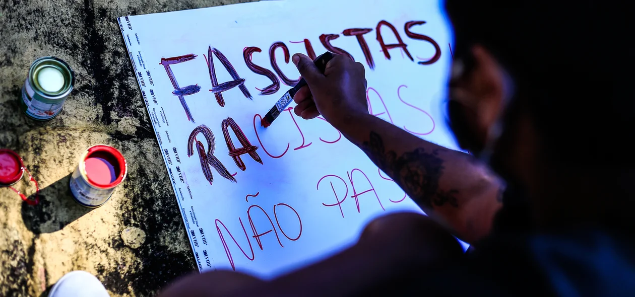 Mulher escrevendo na faixa 