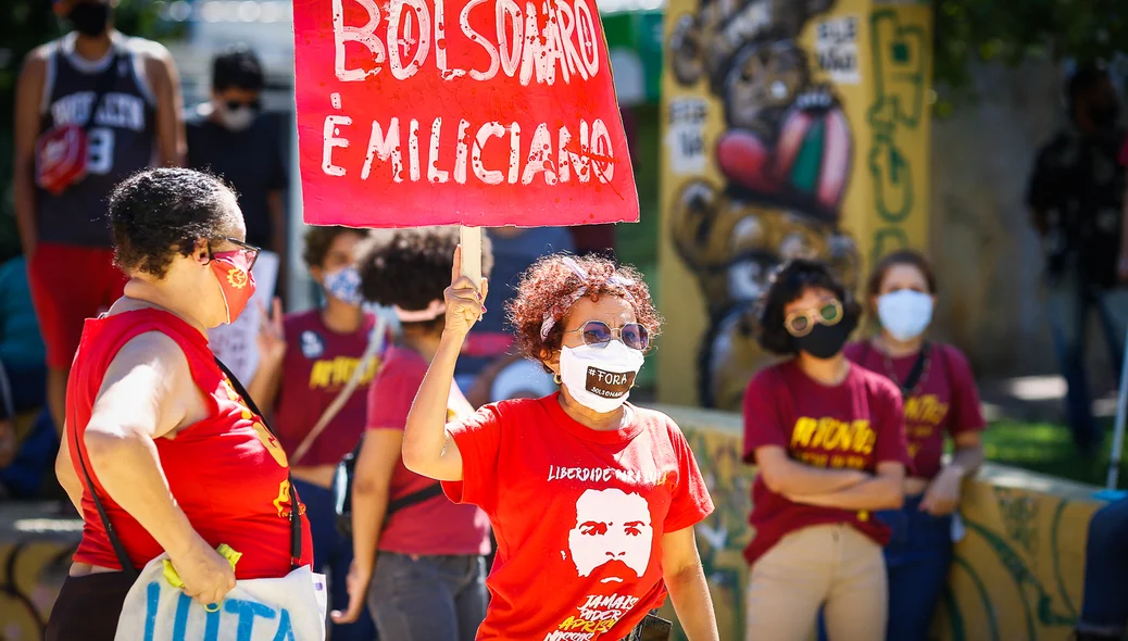 Mulher segurando faixa contra o Bolsonaro  