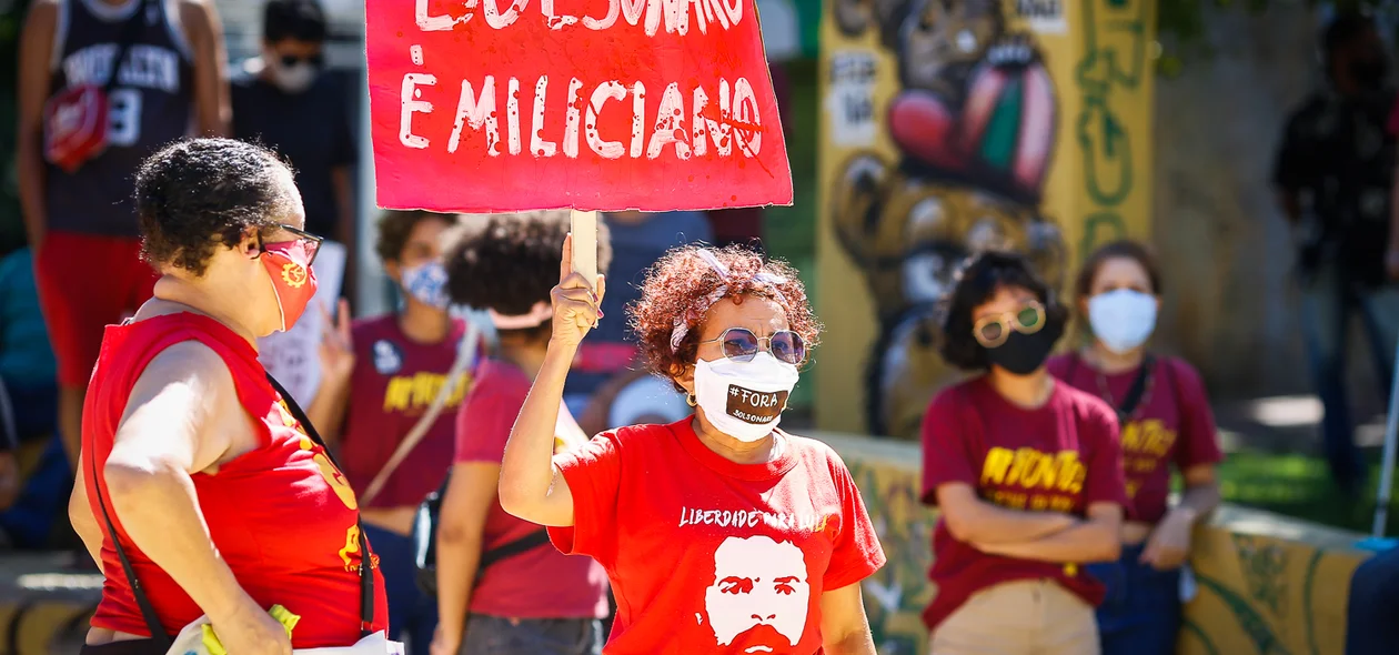 Mulher segurando faixa contra o Bolsonaro  