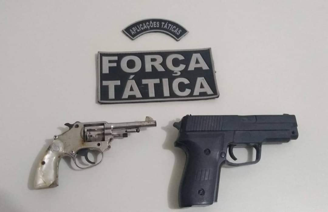 Armas encontradas no local do crime