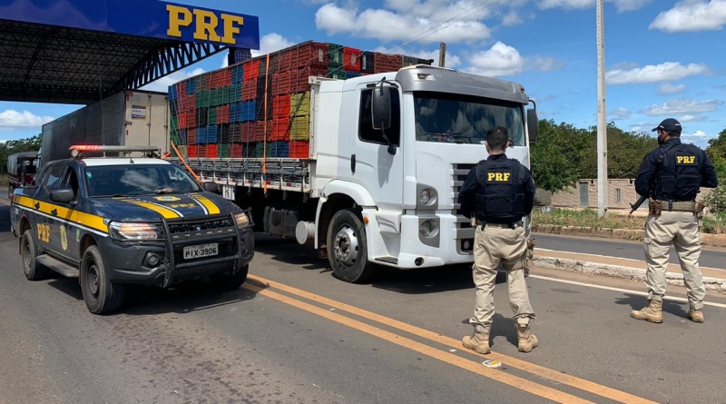 PRF recupera em Floriano caminhão roubado em São Paulo