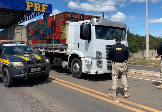 PRF recupera em Floriano caminhão roubado em São Paulo