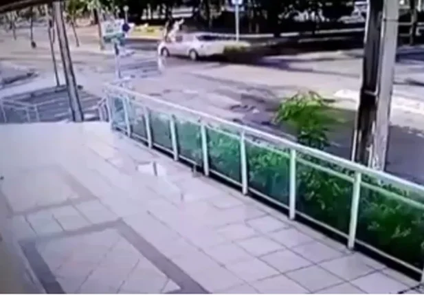 Câmera flagra acidente que deixou três feridos no bairro Jóquei