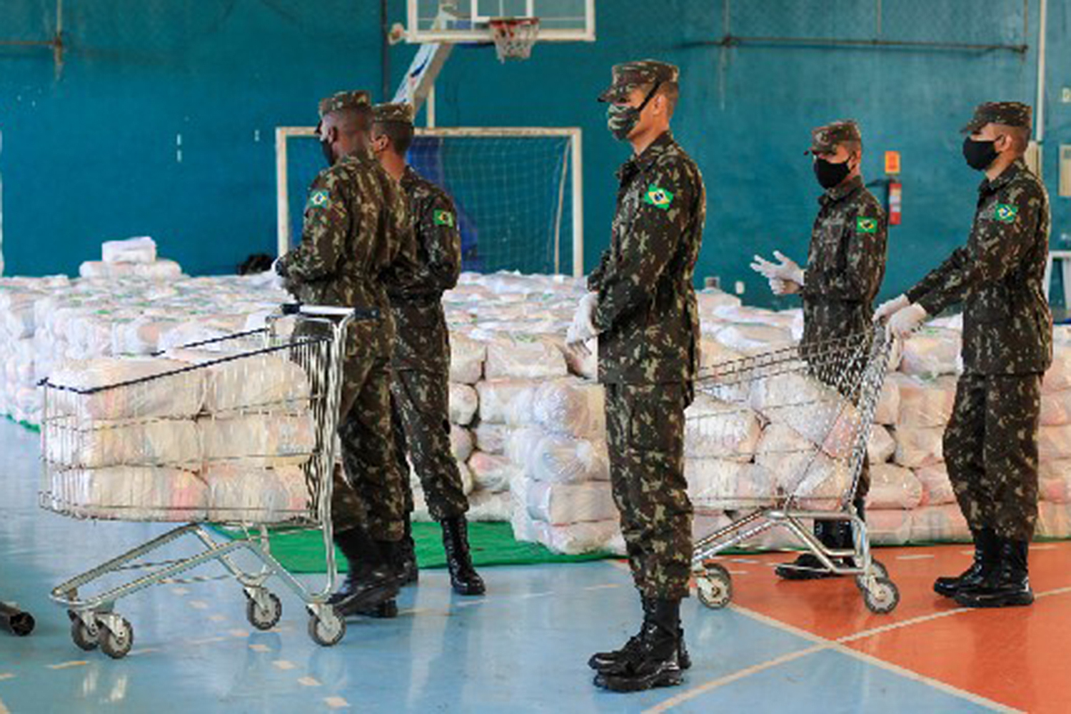 Exército ajuda a montar cestas de alimentos