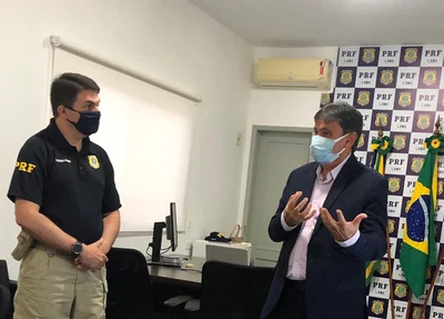 Wellington Dias na sede da PRF para recebimento de armas doadas para a PM e Corpo de Bombeiros