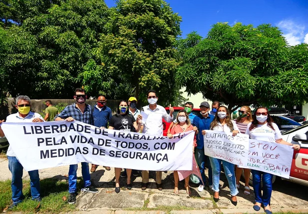 Empresários realizam protesto durante depoimento de André Baía 