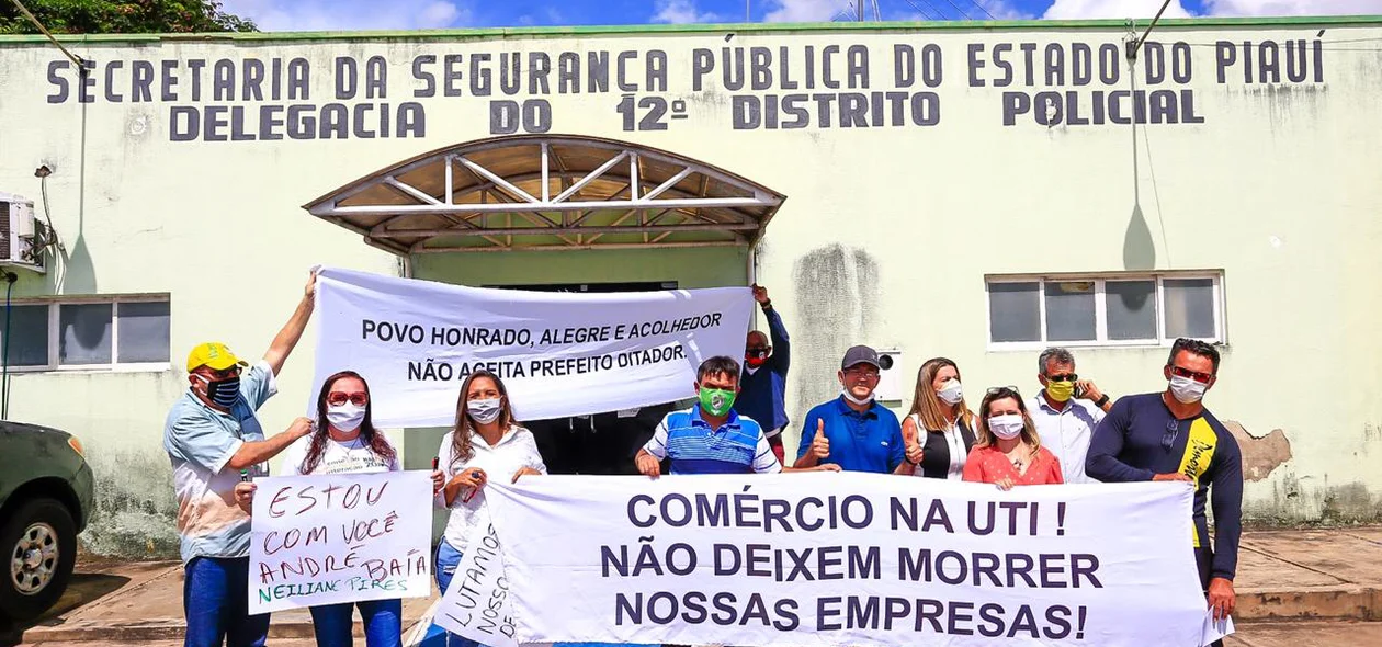Manifestantes esperando o término do depoimento de André Baía
