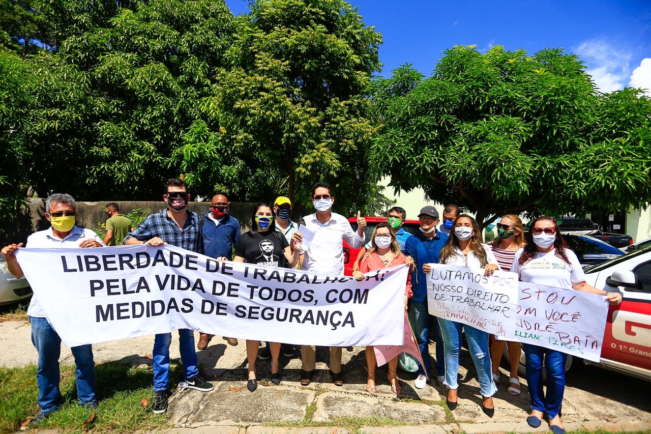 Manifestantes reunidos após depoimento de André Baía