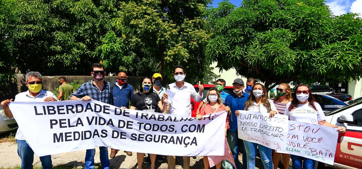 Manifestantes reunidos após depoimento de André Baía