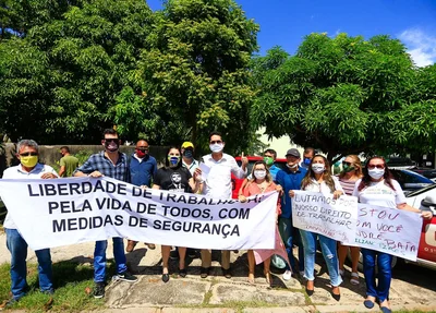 Manifestantes reunidos após depoimento de André Baía