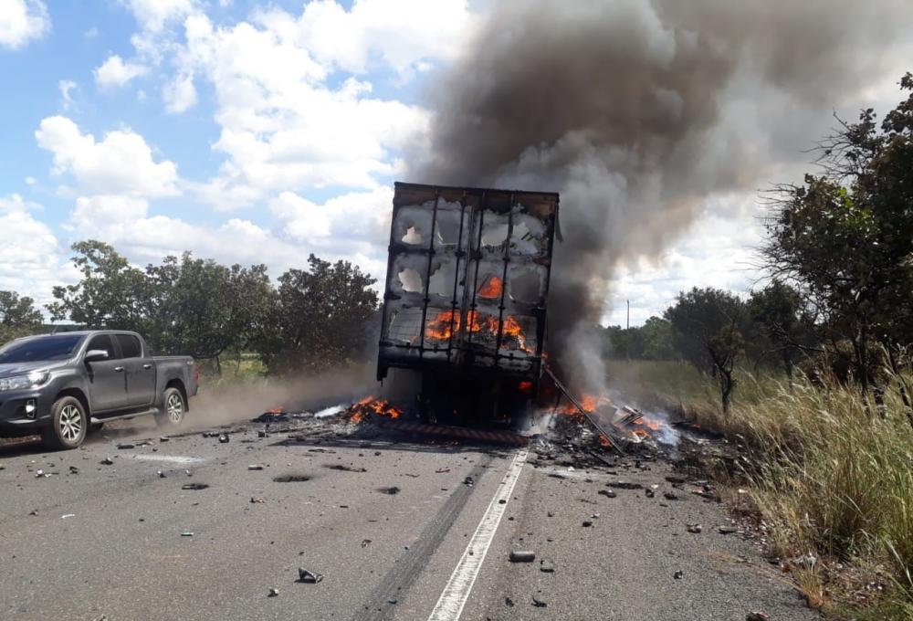 Carreta fica destruída após incêndio na BR 316 em Passagem Franca do Piauí