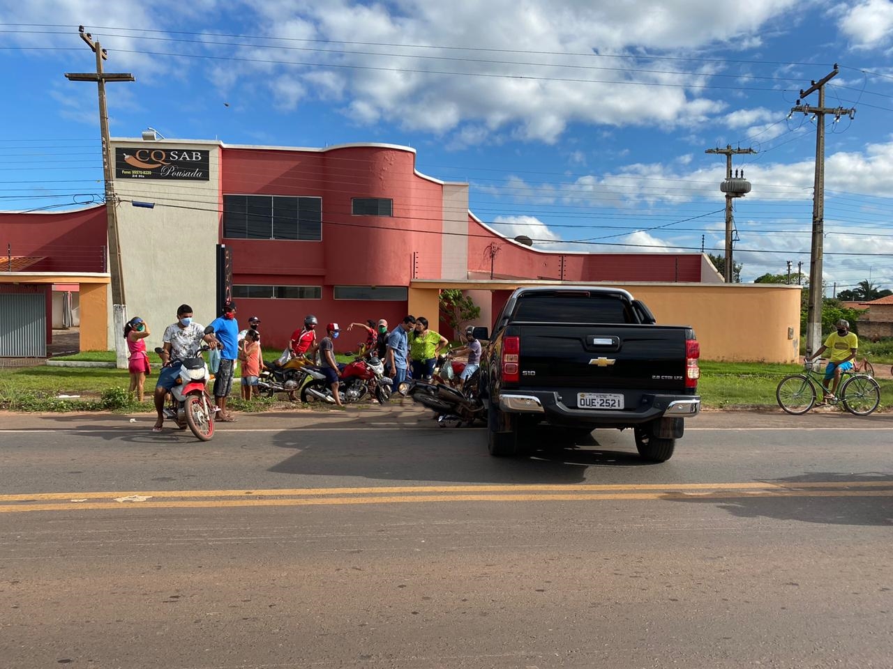 Colisão entre carro e moto deixa mulher ferida em Altos