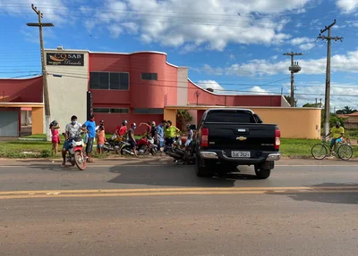 Colisão entre carro e moto deixa mulher ferida em Altos