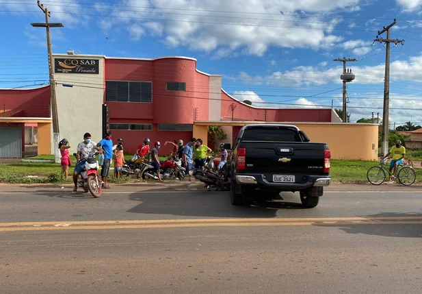 Colisão entre carro e moto deixa mulher ferida em Altos
