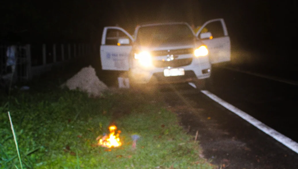 Em seguida, os colaboradores atearam fogo nos EPI's em frente ao cemitério