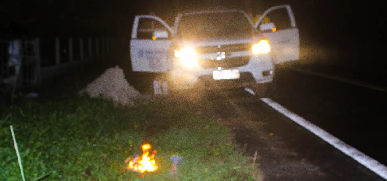 Em seguida, os colaboradores atearam fogo nos EPI's em frente ao cemitério