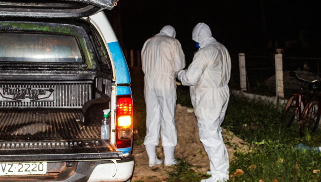 Funcionários da funerária chegam trazendo o corpo da vítima