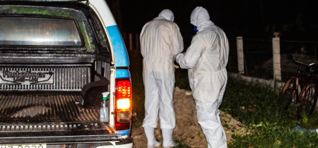 Funcionários da funerária chegam trazendo o corpo da vítima