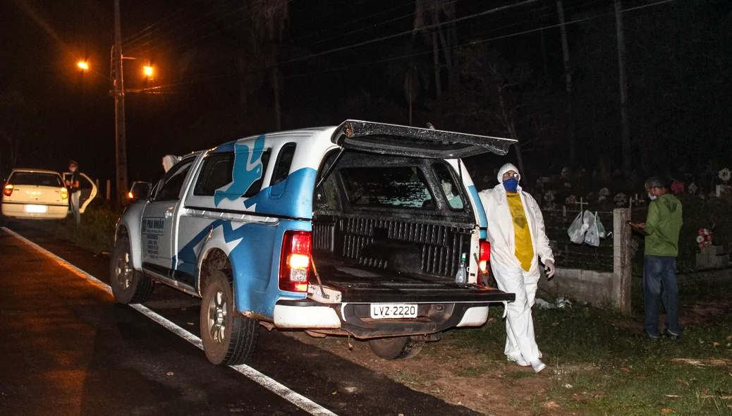 Funcionários em frente ao cemitério do povoado São Felipe