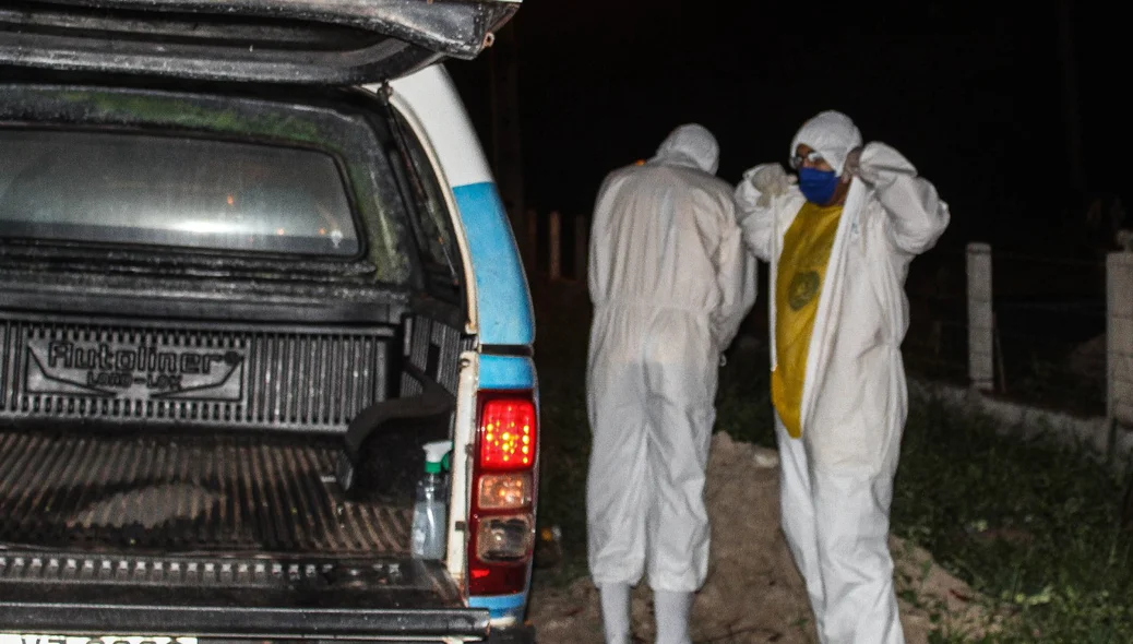 Os colaboradores da funerária começam a retirar os Equipamentos de Proteção Individual.