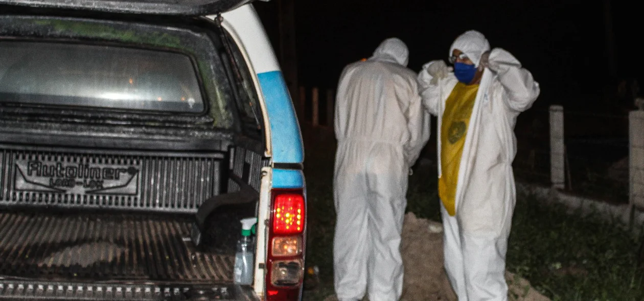 Os colaboradores da funerária começam a retirar os Equipamentos de Proteção Individual.