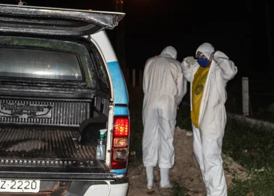 Os colaboradores da funerária começam a retirar os Equipamentos de Proteção Individual.