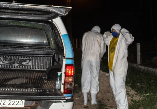 Os colaboradores da funerária começam a retirar os Equipamentos de Proteção Individual.