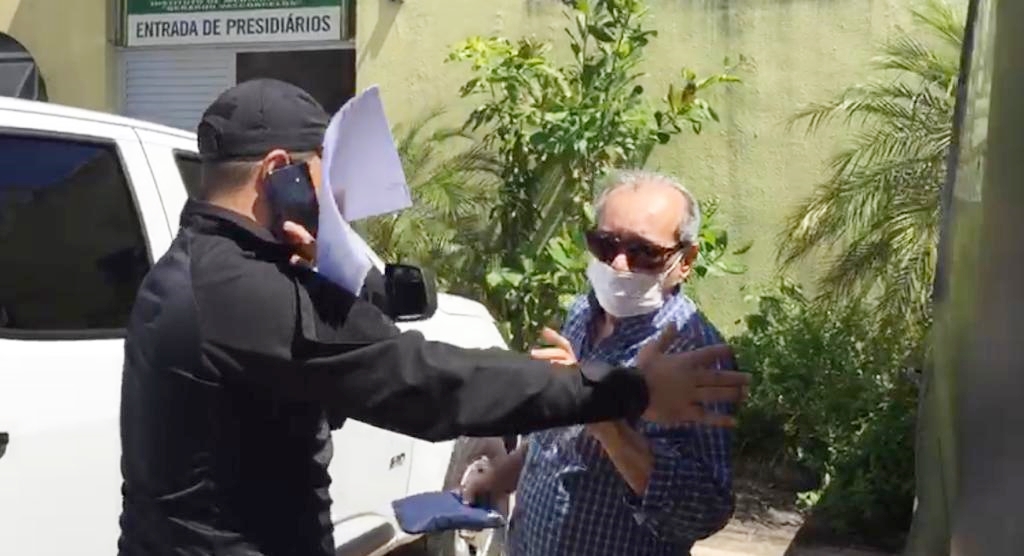 Arimatéia Azevedo deixando o IML em Teresina