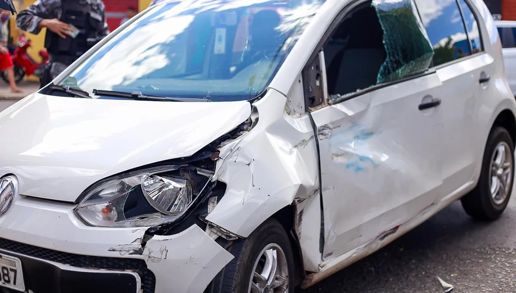 Carro danificado após acidente