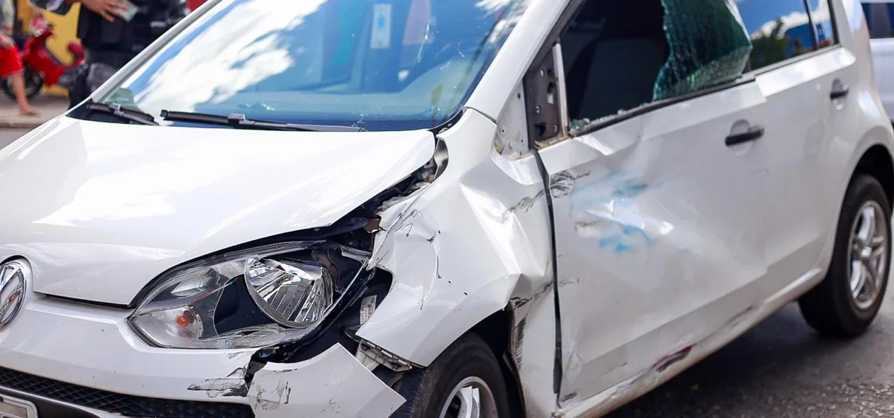 Carro danificado após acidente