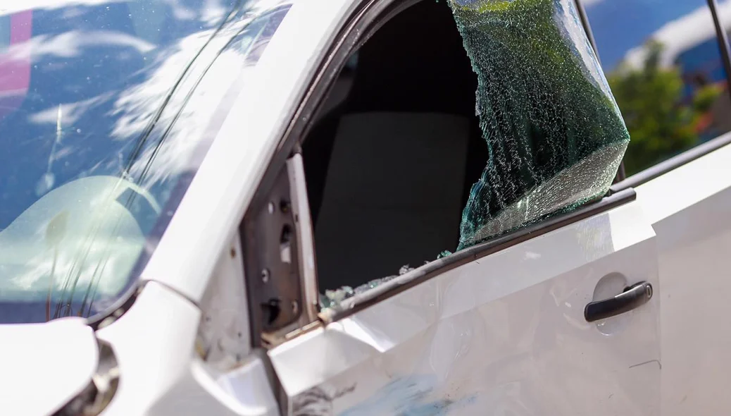 Carro ficou danificado após acidente no bairro Promorar